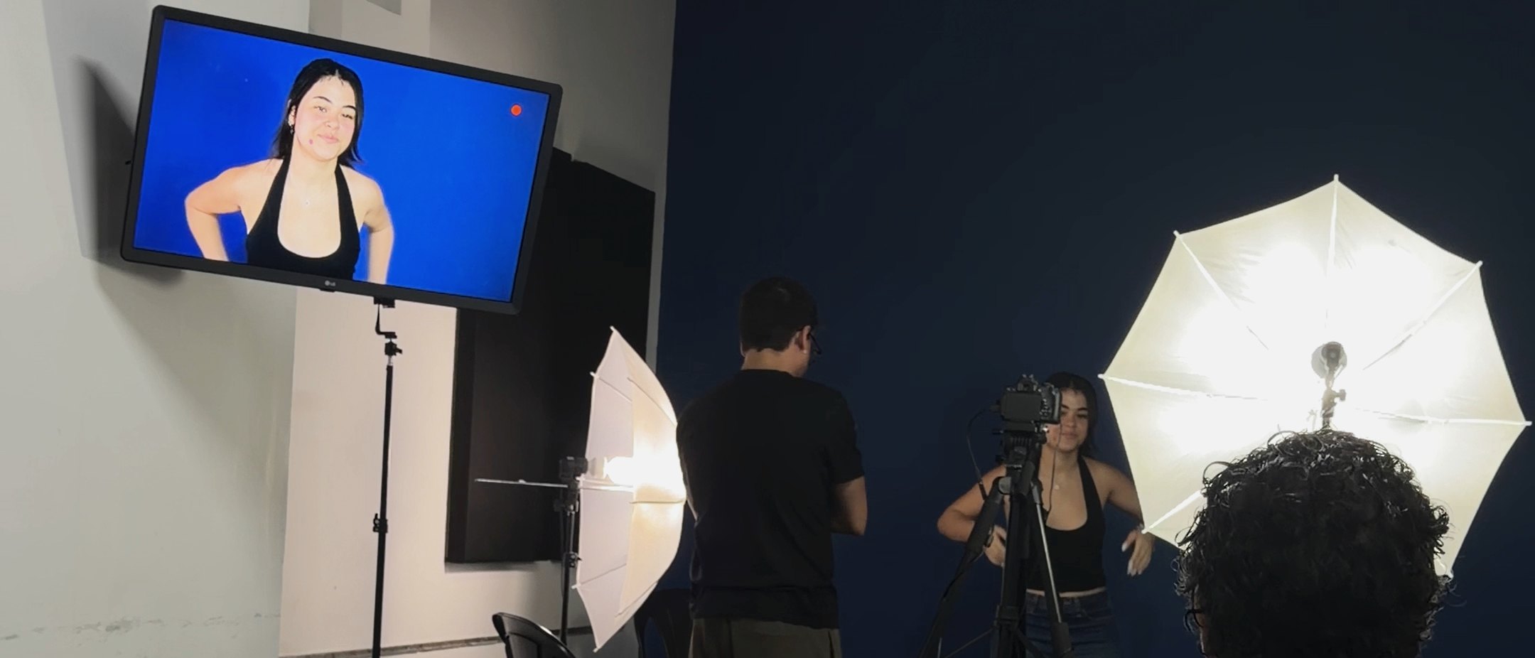 Aula de interpretação no Espaço Co.Lab, com câmera, luz e monitor