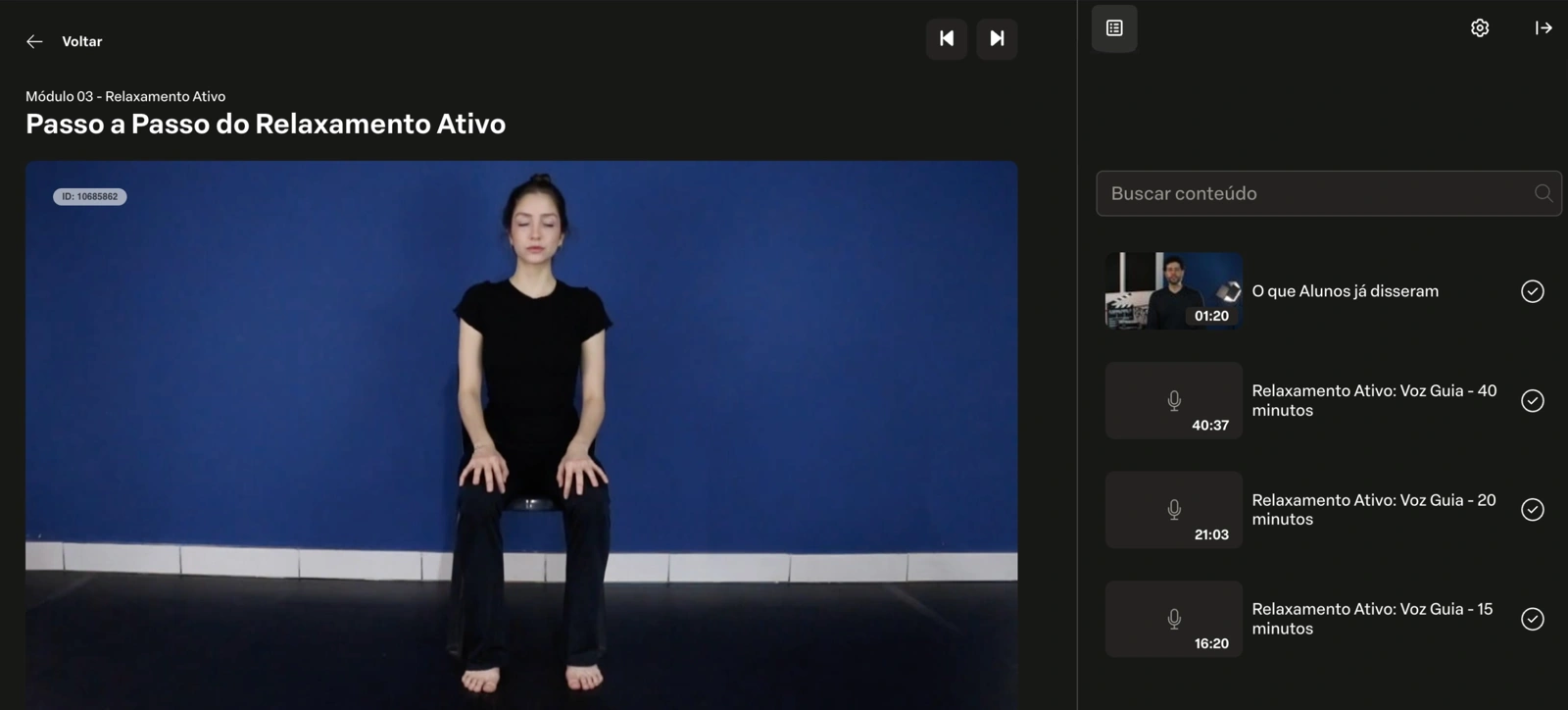 Tela da aula Passo a Passo do Relaxamento Ativo, com uma atriz sentada numa cadeira e a lista das vozes guia