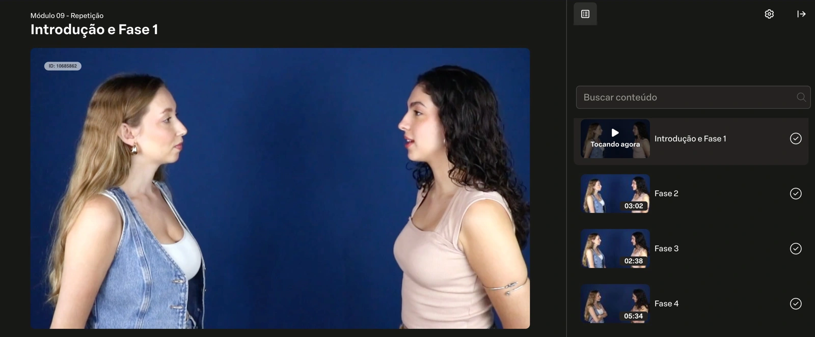 Tela da aula de repetição, com duas atrizes frente a frente, de perfil, e a lista das fases do exercício